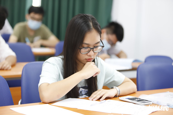 Thí sinh tham dự kỳ thi đánh giá năng lực ĐH Quốc gia TP.HCM năm 2021 - Ảnh: T.T