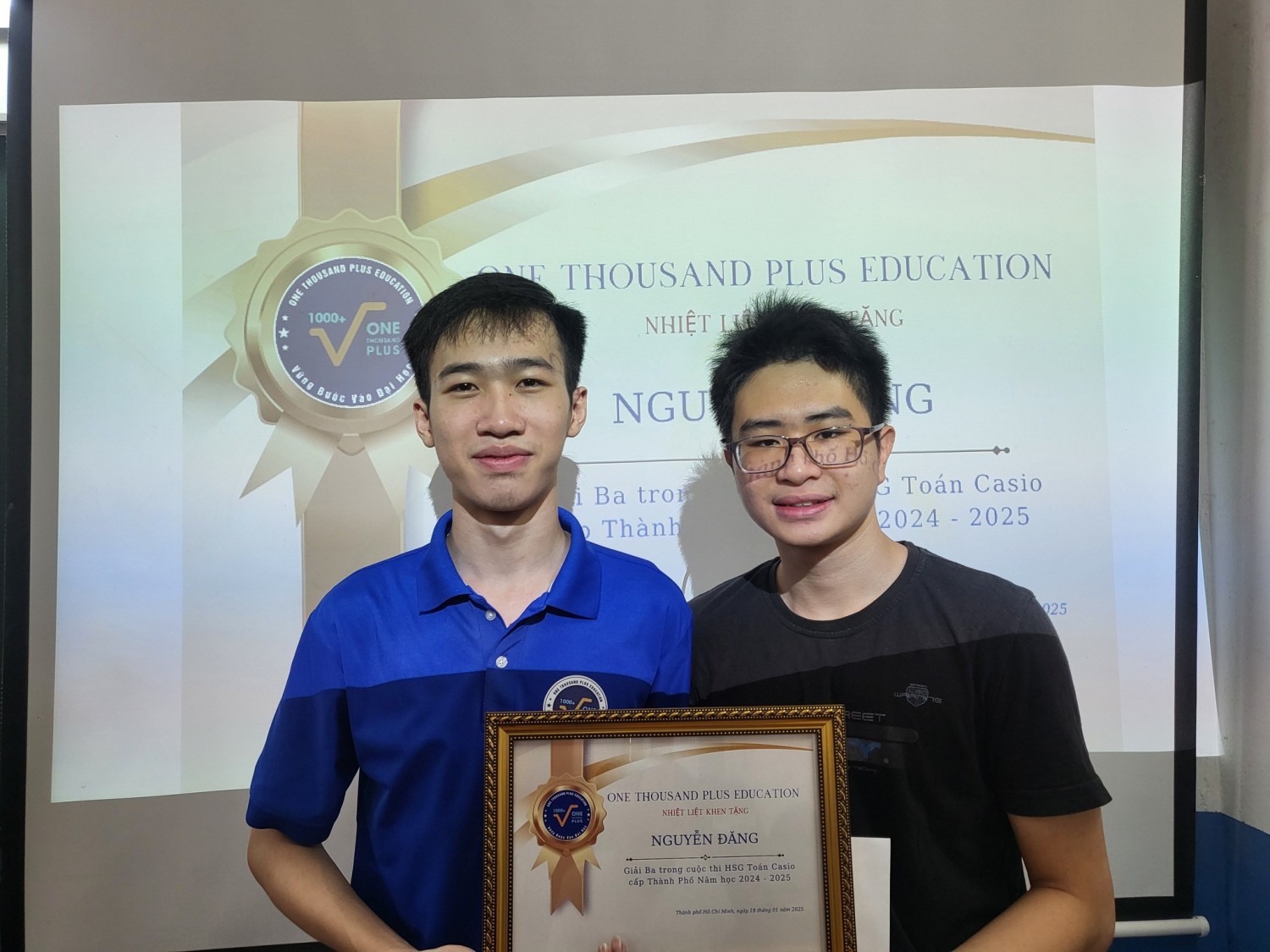Thầy Nguyễn Hữu Bảo và trò Nguyễn Đăng trong ngày nhận giải thưởng